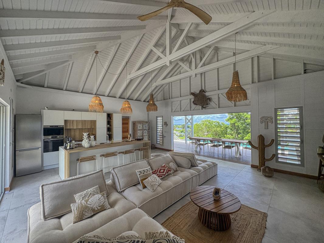 18.Location villa piscine Saint François Guadeloupe_Pièce de vie vue mer